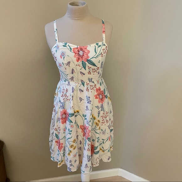 Old Navy Dresses & Skirts - Old Navy White Floral Sundress size XS TP